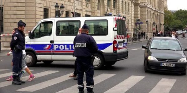 PARIS: Knife wielding man kills 1, injures many