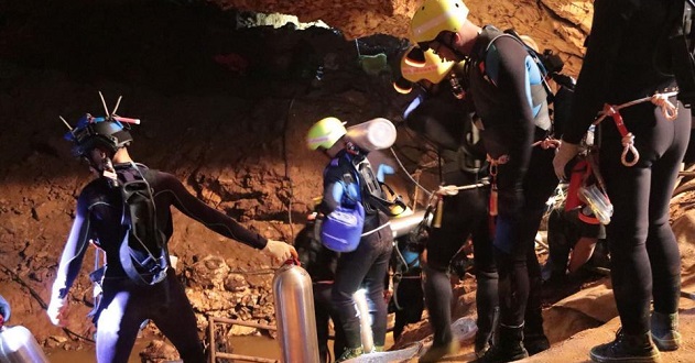 Rescue officials poised to extract remaining 4 Thai soccer team, coach from cave