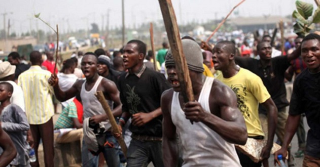 ZAMFARA: Police scale fence with suspected bandits to escape the wrath of angry youths