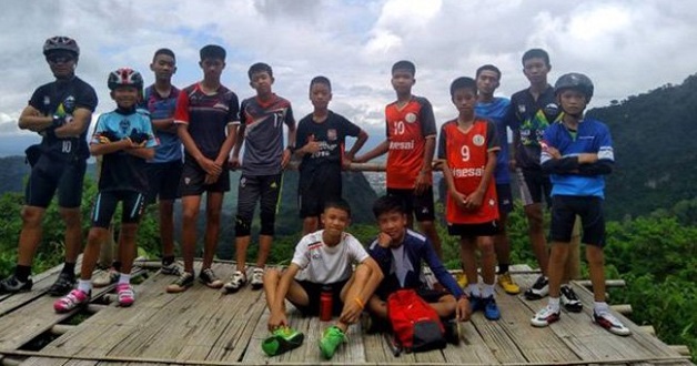 Trapped Thai football team practicing with diving masks