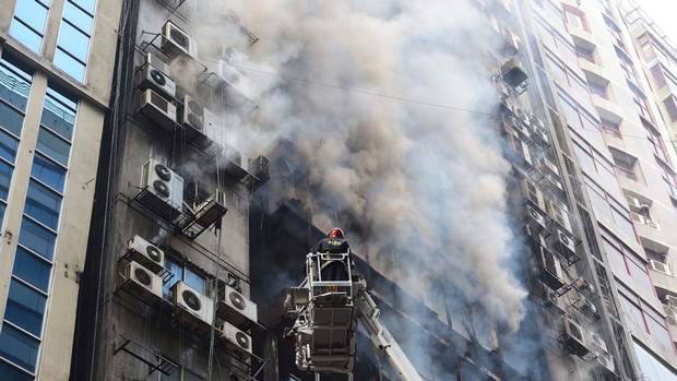 BANGLADESH: Hundreds trapped inside skyscraper as firefighters battle blaze