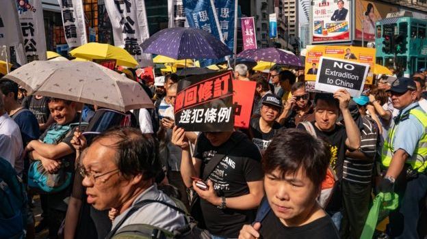 Hong Kong delays extradition debate amid mass protest