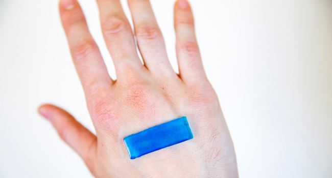 Researchers develop bandage that heals wounds far better than plaster