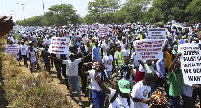 Scores rally against 'evil' Western sanctions in Zimbabwe