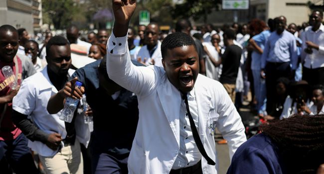 ZIMBABWE: Striking doctors defy court order to return to work