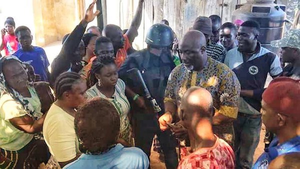 Dino sharing money at a polling unit