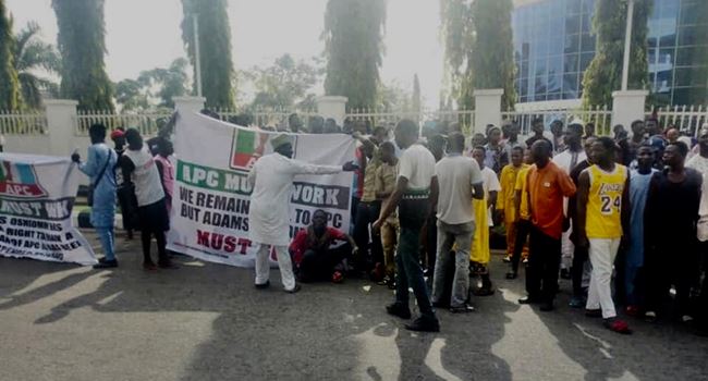 Aggrieved APC members storm party secretariat, demand Oshiomhole’s sacking