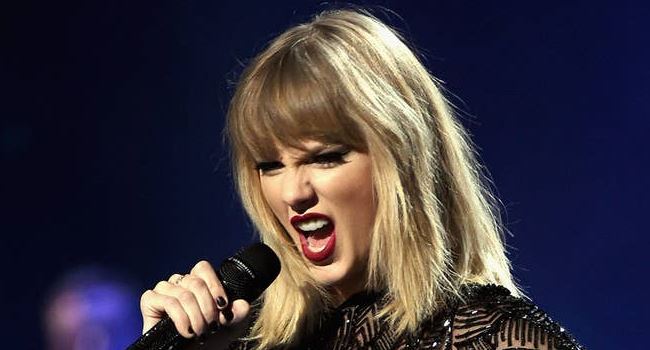 Taylor Swift clinches 24th win at the AMAs