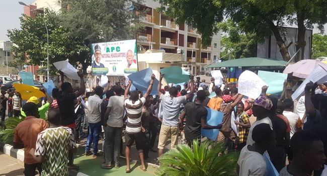 ‘Oshiomhole must go’ protesters storm APC secretariat