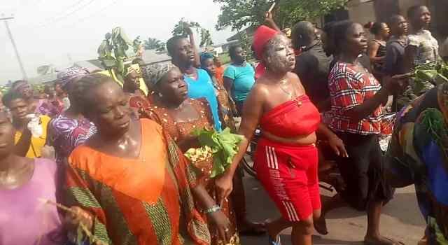 Women take to the streets in Sapele to protest covid-19 lockdown (video)