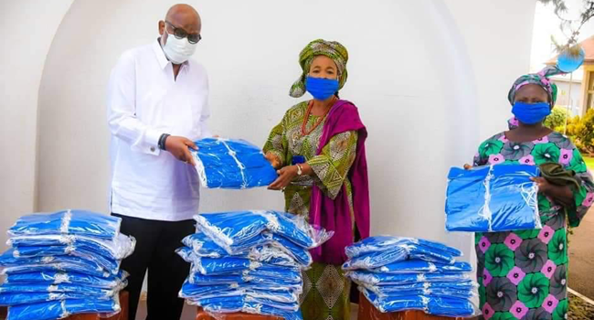 Akeredolu presents nose masks to traders, to enforce compulsory wearing from 24th