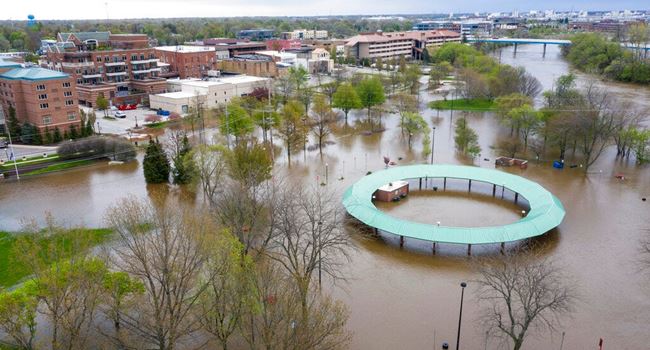 Collapsed dam floods Michigan town, displaces many