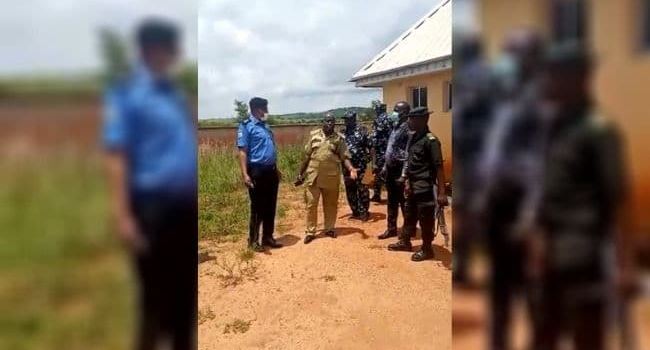 Gunmen attack armed correctional officers, free kidnap, murder suspects