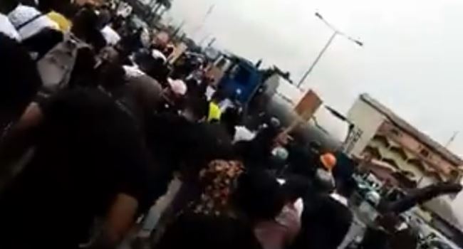 EndSARS: Rivers residents defy Gov Wike, troop out to protest (Video)