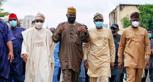 Nigerians react, after Fashola ‘uncovers’ hidden camera at Lekki tollgate