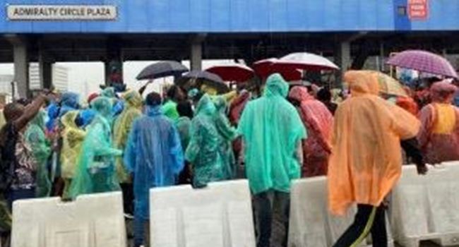 Despite rainfall, youths sustain #EndSARS, #EndSWAT protest in Lagos (Video)