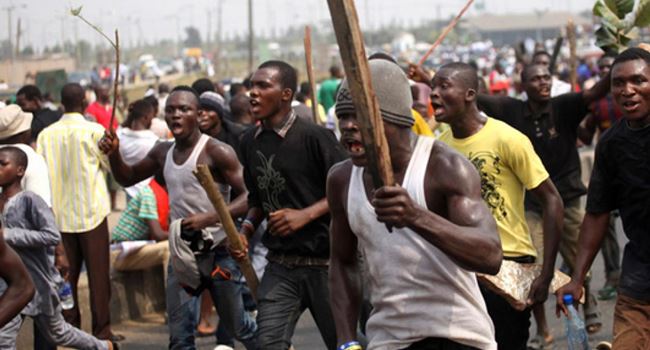 Residents lynch kidnap suspect, set police station, patrol vans ablaze -  Ripples Nigeria