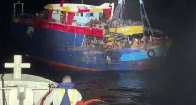 Italian coastguard rescue 600 African migrants after overcrowded fishing boats sank