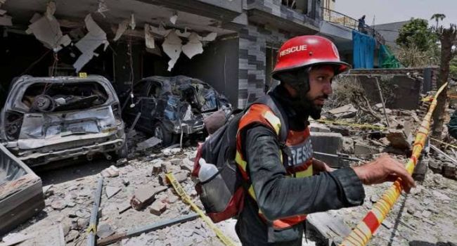 Pakistan Mosque bomb attack kills 30, scores injured