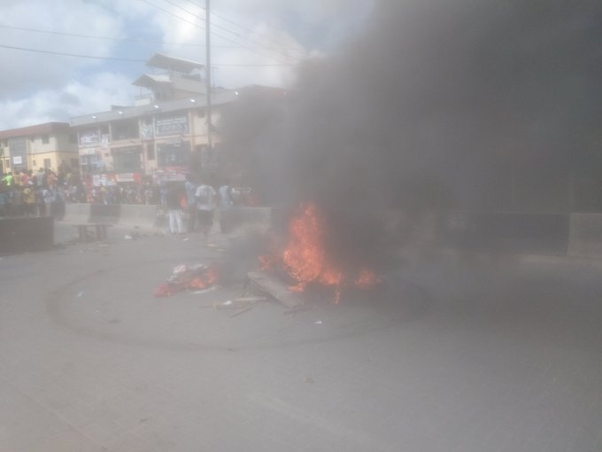 School kids, others killed as policemen, bus driver struggle for car steering wheel